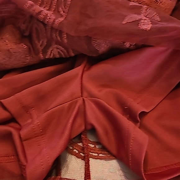 E'leter lace overlay romper midi length. Lovely burgundy in color sz Small(#595) - Picture 11 of 17